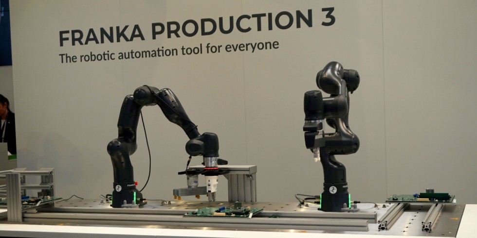 Auf dem Messestand in Hannover zeigte Franka Emika, unter anderem wie feinfühlig die Roboter bei der Montage eingesetzt werden können. Foto: M. Ciupek