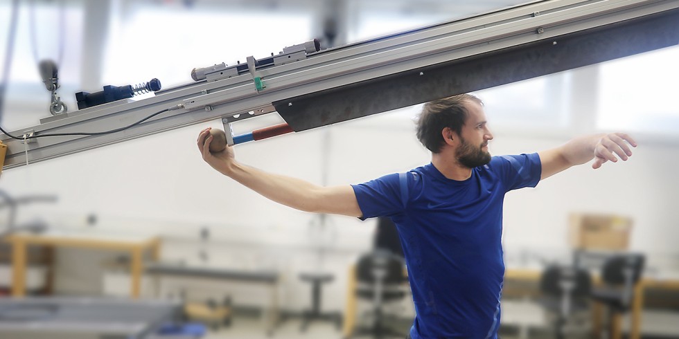 Das Trainings- und Testgerät für den Schlagwurf wurde am Institut für Sportwissenschaften der Universität Tübingen von Professor Wank und seinem Team zum Überprüfen der Schnellkraftwerte für den Speerwurf und Handball konstruiert. Foto: Universität Tübingen