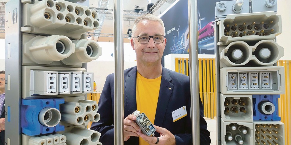 Kurt D. Bettenhausen, Harting-Vorstand für Neue Technologien und Entwicklung, präsentiert die neuen „Han-Modular Domino Module“. Foto: Asche