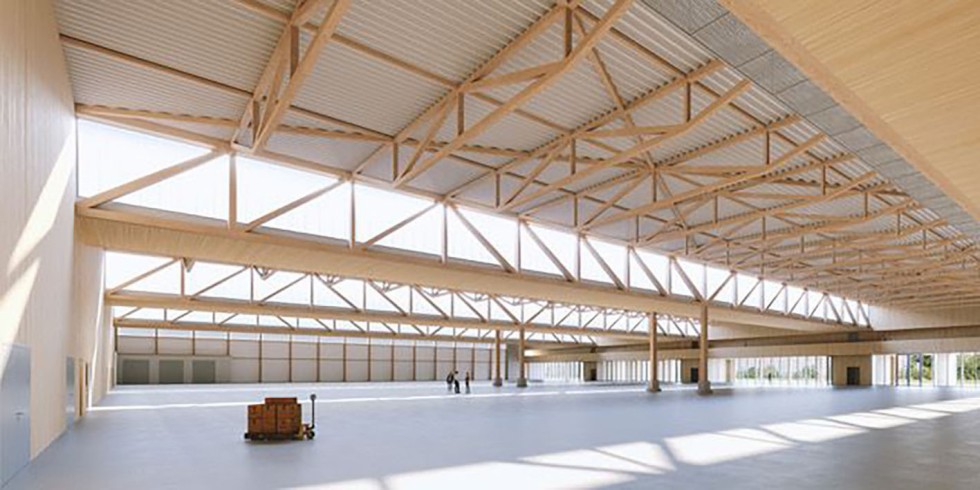 Einzigartiges Gebäude mit gigantischen Dimensionen. Die Produktionshalle der SWG Schraubenwerk Gaisbach GmbH mit dem weltgrößten Dachtragwerk aus Buchen-Furnierschichtholz. Foto: Marc Lins 
