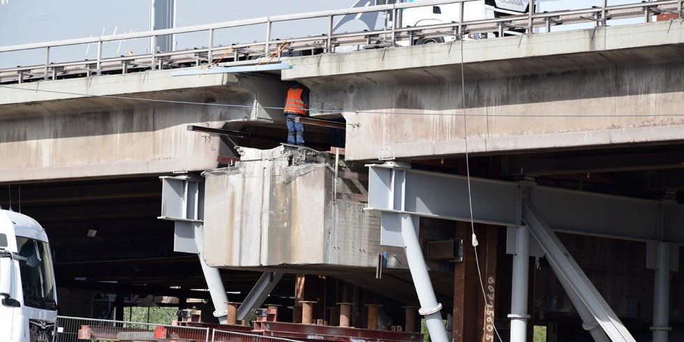Sonderrollen führen das 1.500 Tonnen schwere Brückenteil präzise. Foto: Blickle