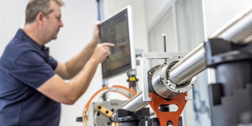 Die Konstrukteure des deutschen Technologieführers haben eine ganze Reihe von verschiedenen Prüfständen entwickelt, mit denen die Qualitätsanforderungen an Kugelgewindetrieben überwacht werden können. Foto: August Steinmeyer
