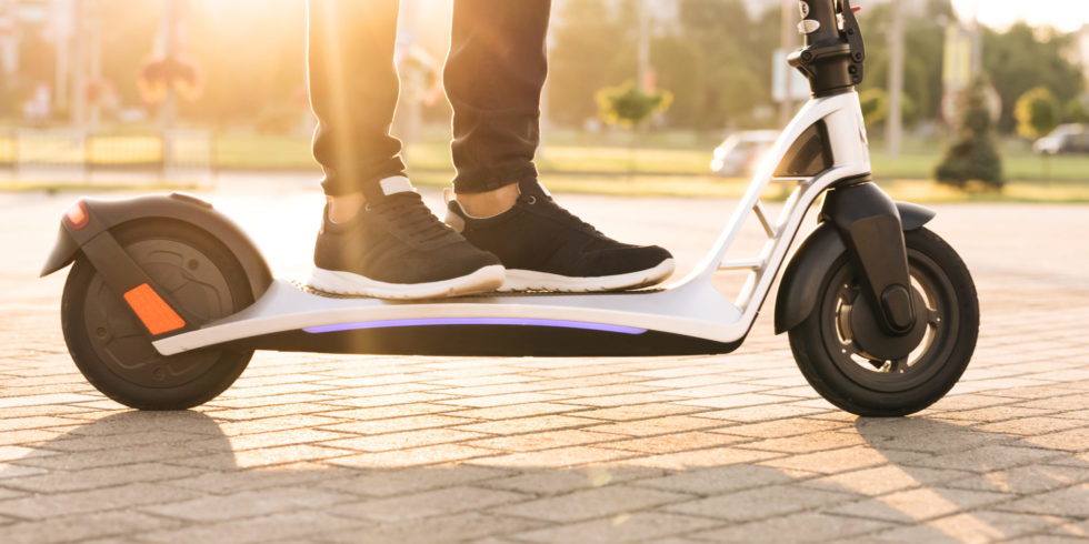 E-Scooter mit Straßenzulassung erleben einen regelrechten Boom. Doch welche Modelle eignen sich? Und wie ist das mit der Versicherung? Foto: Panthermedia.net/uflypro (YAYMicro)