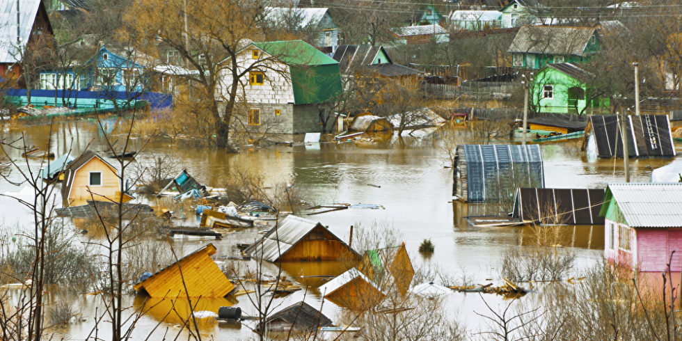 Häuser von Hochwasser überflutet