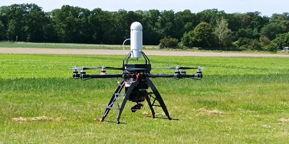 Bild Drohne des Thünen-Instituts (Oktokopter) mit aufgesetzter Messplattform zur Sammlung von Bioaerosolen. Foto: Thünen-Institut/Michael Welling