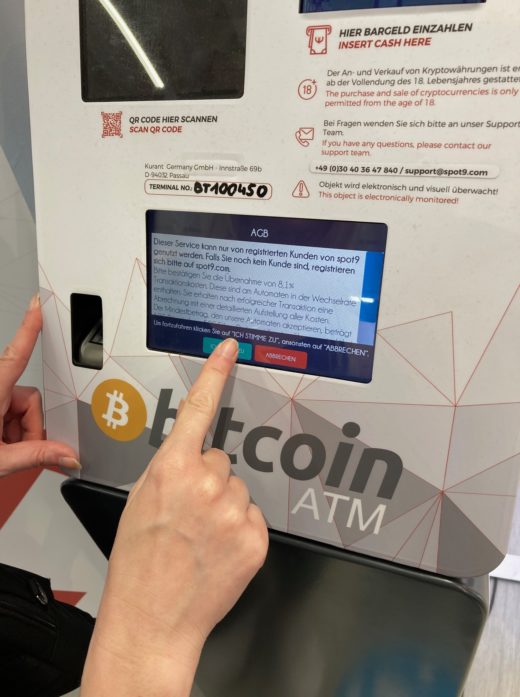 Ganz so unkompliziert ist die Sache mit dem Bitcoin-Kauf am Automaten nicht. Und ohne Bargeld läuft schon mal gar nichts.