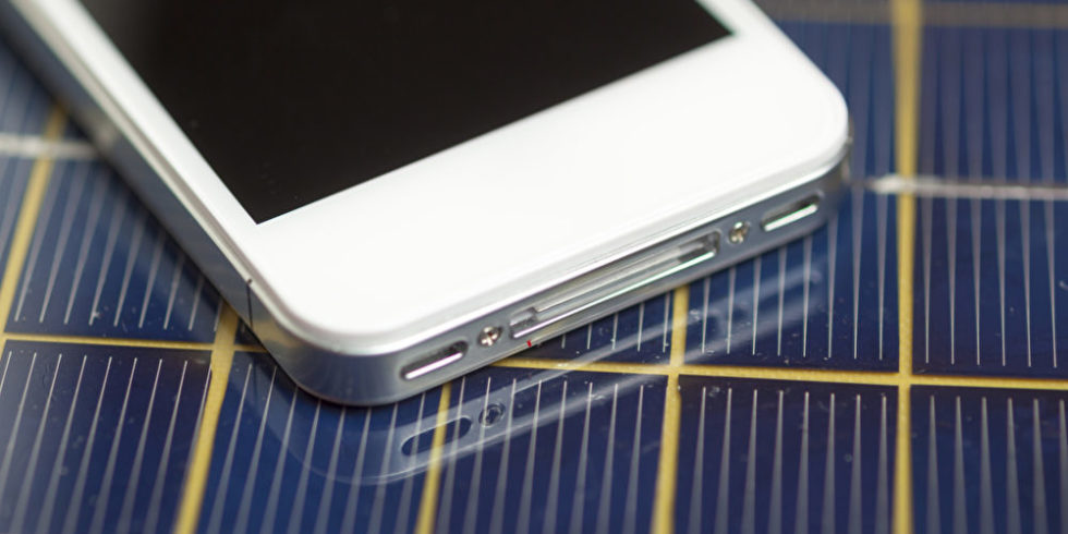 Forschenden ist die  Entwicklung der ersten organischen Solarzelle gelungen – ob perspektivisch auch ein Einsatz in Handys möglich sein wird?
Foto: panthermedia.net/ adamr