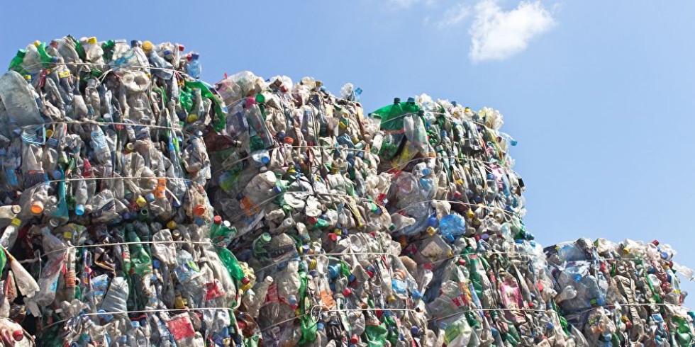 Stapel von Plastikflaschen stehen bereit für das Recycling. Foto: PantherMedia / gavran333