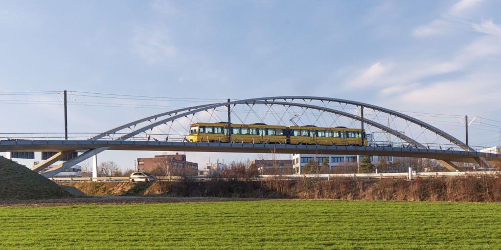 Deutscher Ingenieurbaupreis 2022: Siegerprojekt ist die Stadtbahnbrücke in Stuttgart-Degerloch. Die Netzwerkbogenbrücke weist einen innovativen Einsatz von Carbonseilen auf. Foto: sbp Andreas Schnubel 
