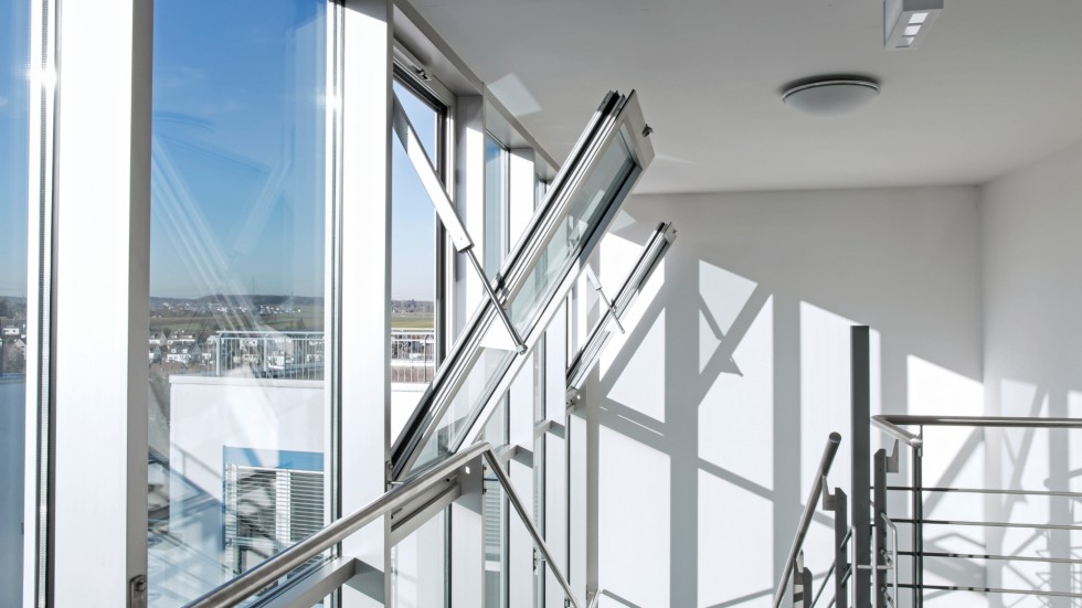 Wenn Rauchschutzdruckanlagen (RDA) zum Einsatz kommen, muss bei druckbelüfteten Treppenräumen ein besonderes Augenmerk auf Barrierefreiheit gelegt werden. Foto: Geze