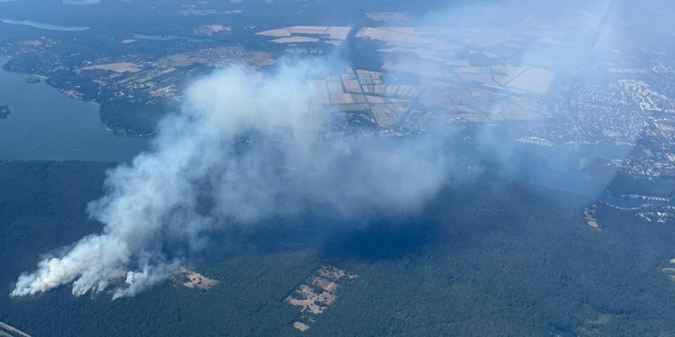 Im Grunewald in Berlin ist nach einer Explosion ein Waldbrand ausgebrochen. Ein Luftbild eines Satellitenbetreibers zeigt das Ausmaß des Feuers. Foto: Satellite Vu 