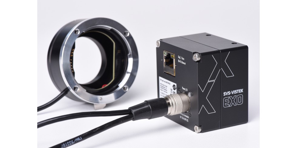 Der SVS-EF-Adapter von SVS-Vistek ermöglicht eine Autofokus-Funktion der eingesetzten Kamera, um Bilder der eingehenden Elektronikgebinde unabhängig von ihrer Höhe aufnehmen zu können. Foto: SVS-Vistek
