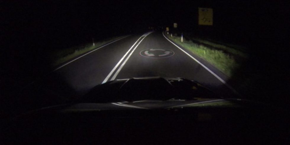 Statt den Blick bei Nachtfahrten von der Straße zu nehmen, halten Scheinwerfer-Projektionen ihn auf der Straße, weil sie wichtige Informationen dorthin projizieren.
Foto: Ford-Werke GmbH