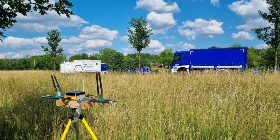 Auf einem Stativ befindlicher tragbarer Router verbindet sich automatisch mit umliegenden Geräten von THW-Helfenden.