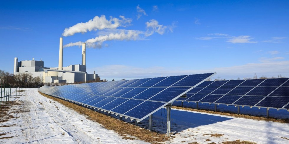 Je teurer die fossilen Brennstoffe für konventionelle Kraftwerke werden, desto günstiger produzieren Solar- und Windgeneratoren ihren Strom. Foto: Irena