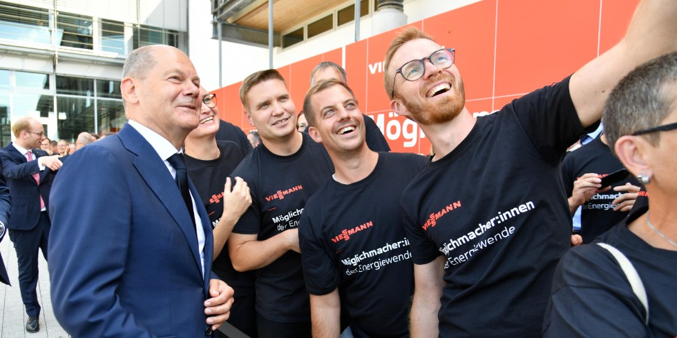 Bundeskanzler Olaf Scholz zu Gast bei Viessmann: "Ich habe Hightech und modernste Technologien gesehen, die Wärme schaffen und das Klima schützen." Foto: Viessmann