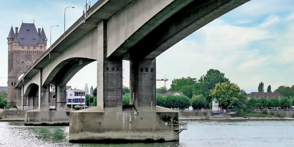 Die Nibelungenbrücke ist als „Historisches Wahrzeichen der Ingenieurbaukunst in Deutschland“ ausgezeichnet worden. Aus diesem Anlass fand am 1. September 2022 am Bauwerk eine feierliche Tafelenthüllung statt. Foto: Cengiz Dicleli