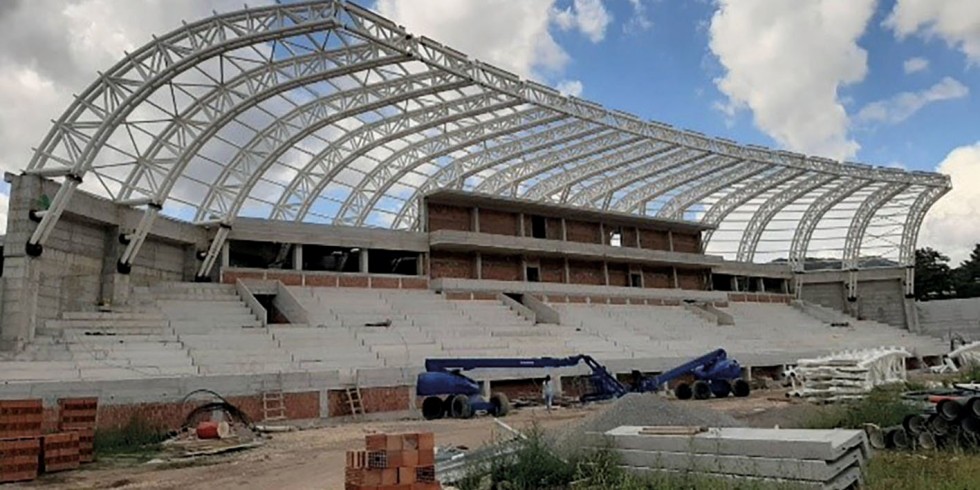 Die Stahlkonstruktion im Stadion von Montenegro ist mit ihren auf diesem Bild gut sichtbaren Hauptträgern ein besonders eindrucksvolles Beispiel für Stahlbauprojekte, die in der Septemberausgabe 09|2022 des Bauingenieur im Rahmen von  wissenschaftlichen Hauptaufsätzen ausführlich diskutiert werden. Foto: D. Lučić, T. Trombev, M. Muhadinović