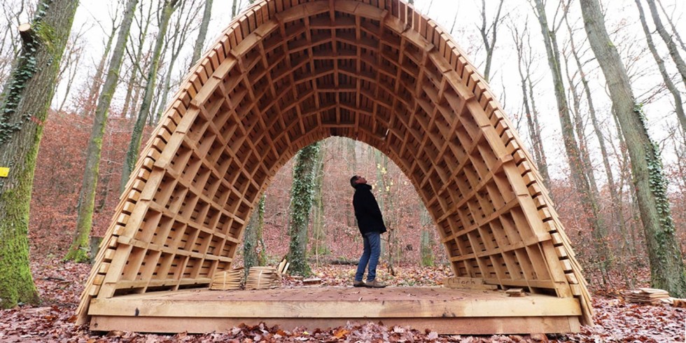 Der aus Edelkastanienholz gefertigte und montierte Pavillon an der „Wegspinne am Zollstock“ nahe Annweiler am Trifels in Rheinland-Pfalz wurde
auf Basis der „Zollbauweise“ mithilfe eines reziproken Stabwerks konstruiert und mittels moderner Fertigungsmethoden realisiert. Foto: Robeller