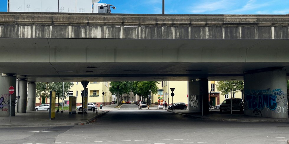 Berliner Tristesse: A 104 über der Einmündung Brentanostraße, Blick von der Schildhornstraße. Foto: AIV