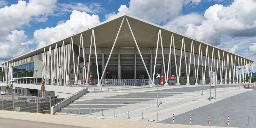 Eigenständige Stadion-Architektur: Mit den schrägen Stützen prägt das neue Europapark-Stadion die Umgebung schon von Weitem. Foto: Teckentrup / Photodesign Eblenkamp