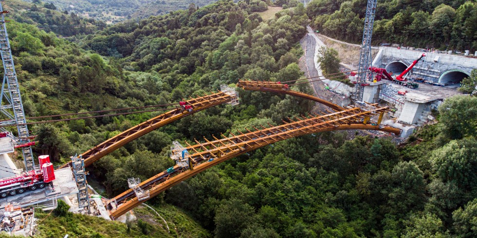 Bei dem Zwillingsviadukt hoch über dem Bolintxu-Tal bei Bilbao im Norden Spaniens wurden Halbbögen von jeder Seite langsam abgesenkt und danach miteinander verbunden. Foto: Mammoet