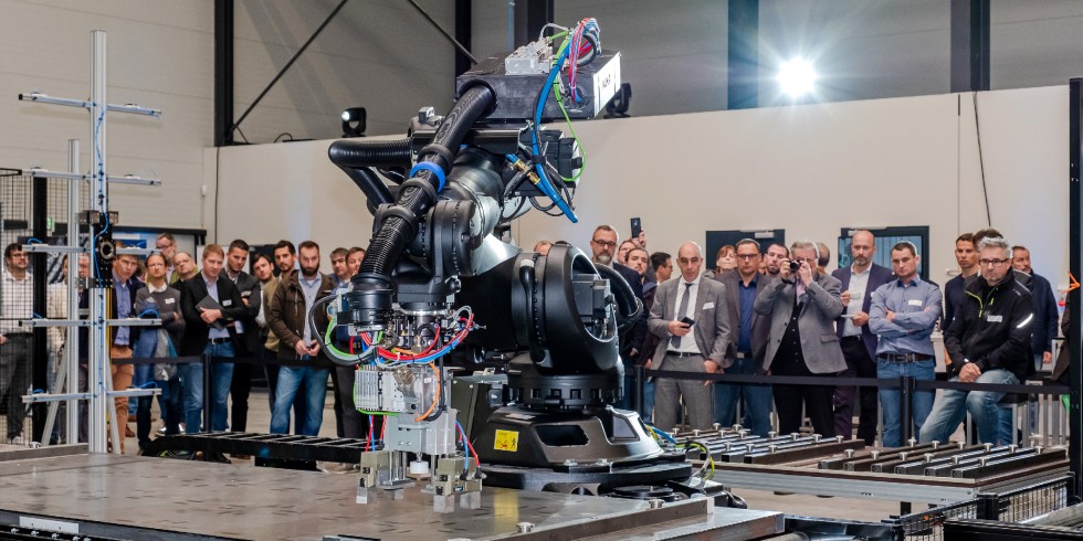 Im neuen Carbonbetontechnikum der HTWK Leipzig lässt sich automatisierte Fertigung mithilfe von insgesamt drei Robotern umsetzen. Foto: Kirsten Nijhof / HTWK Leipzig 