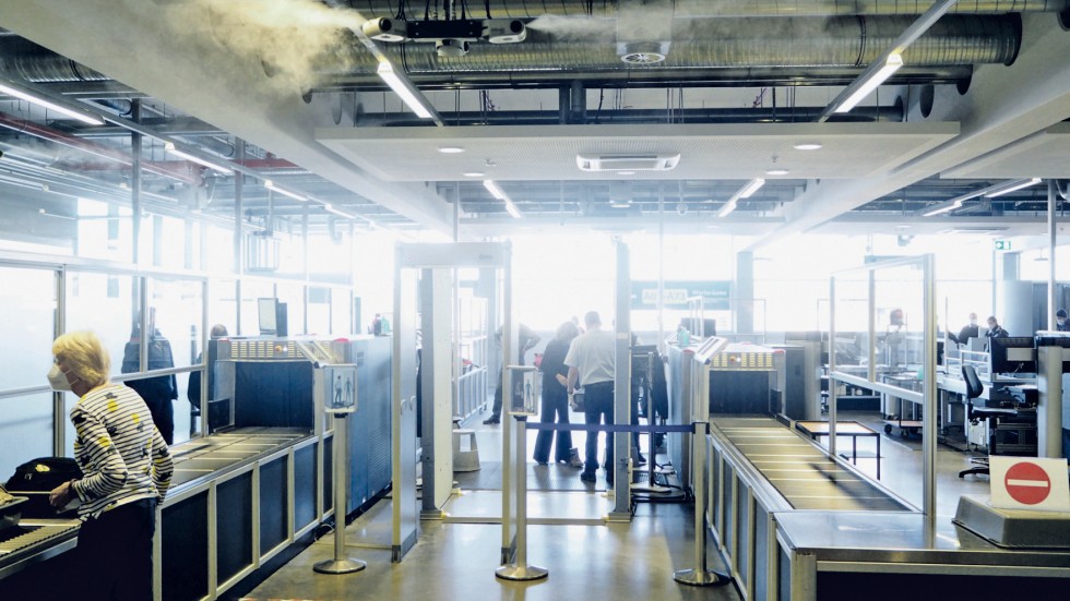 In der Sicherheitskontrolle des Nürnberger Airports sind seit 2019 37 Hochdruckdüsen-Luftbefeuchter im Einsatz. Die von der Hallendecke abgehängten Systeme sind sowohl über dem Anstellbereich wie über der Gepäckbeförderung positioniert. Foto: Condair Systems