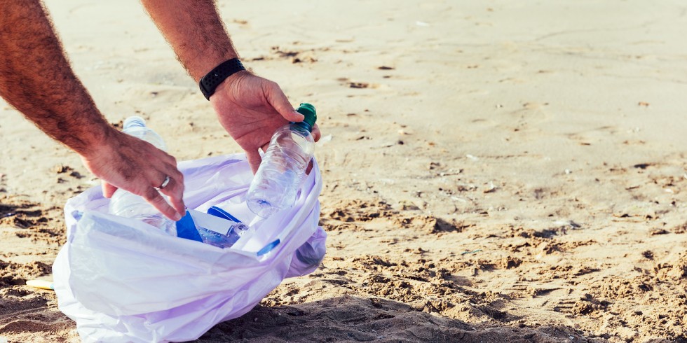 Ein Freiwilliger trägt zur Kreislaufwirtschaft bei, indem er Plastikmüll an einem Strand einsammelt. Foto: PantherMedia/raulmelldo(YAYMicro)
