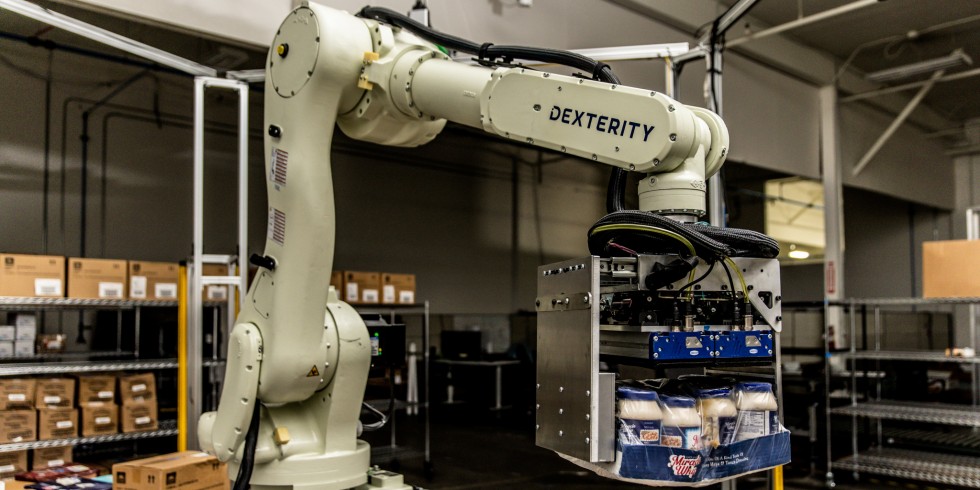 Industrieller Roboterarm einer Dexterity-Lösung für Palletierung in der Intralogistik. Foto: Dexterity
