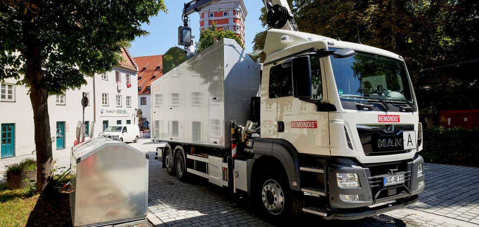 Der Frachtraum von Altglas-Lkw ist in drei Kammern für grünes, weißes und braunes Glas unterteilt. Der Kranarm verbraucht zusätzlich Kraftstoff. Foto: Remondis