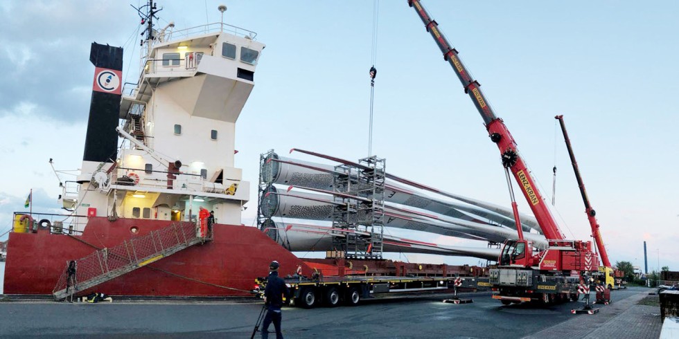 Nach ihrer Schiffsreise von Portugal nach Deutschland hatten die sechs riesigen Rotorblätter noch einen Zwischenstopp in Bremerhaven für Tests vor sich, bevor sie jetzt im Forschungspark in Krummendeich montiert werden. Foto: DLR