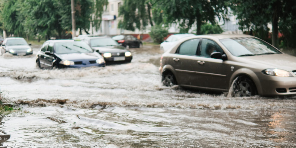 Autos auf überschwemmten Straßen