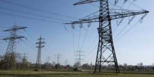 Strommasten in der Landschaft