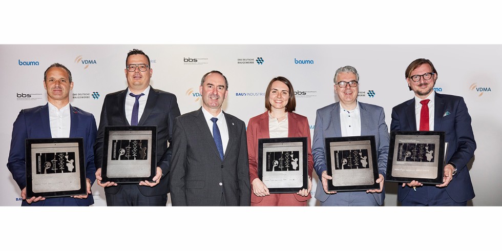 Bayerns Wirtschaftsminister Hubert Aiwanger (ohne Trophäe) zeichnete am Vorabend der Messe Bauma die Gewinner des Bauma-Innovationspreises aus. Auf dem Foto von links Benjamin Künstle (Liebherr France SAS), Prof. Matthias Flora (Herrenknecht), Katharina Schick (Liebherr und als Repräsentantin von MiC 4.0), Thorsten Hahn (Holcim), Prof. Martina Sobczyk (TU Bergakademie Freiberg). Foto: VDMA