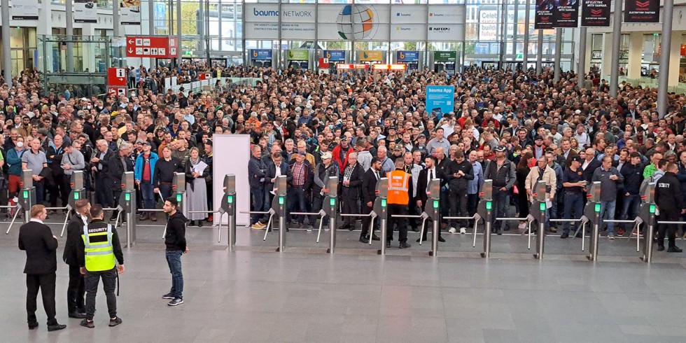 Schon am ersten Messetag der Bauma 2022 in München gab es großen Andrang vor Messeeröffnung. Hier die Situation am Eingang West kurz vor 9:30 Uhr. Foto: VDI Fachmedien / K. Klotz