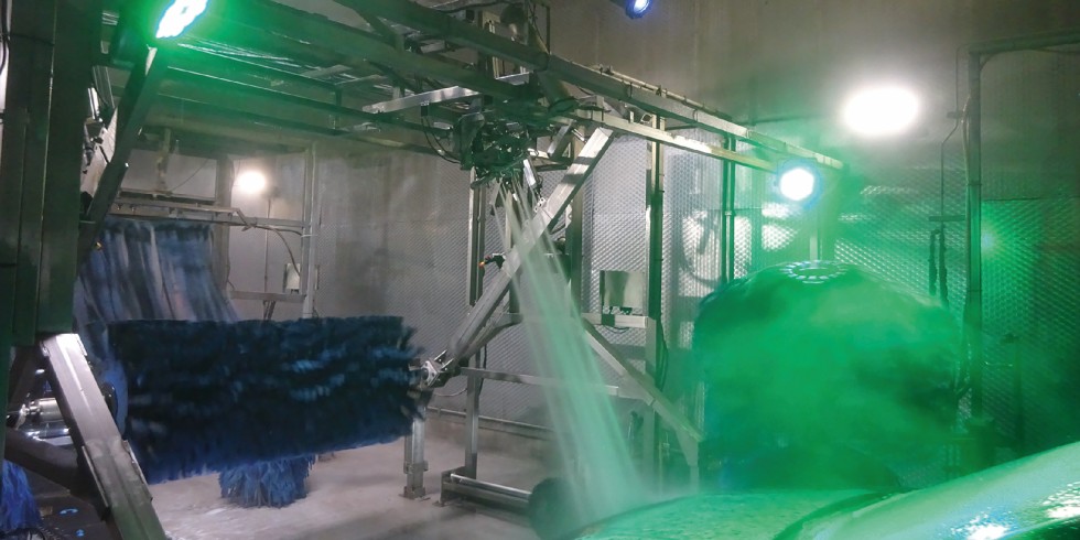 Bild 1: Waschanlagenkonstruktion der MTE GmbH: Den Antrieb für den Schwenkarm mit Bürstenrolle übernimmt ein Pneumatikzylinder, die Industriestoßdämpfer werden jeweils unten angefahren. Foto: MTE GmbH