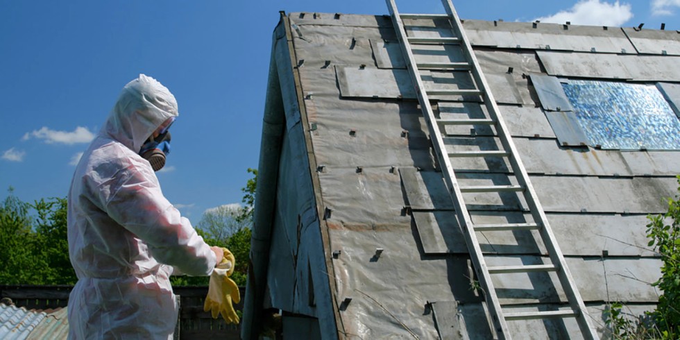 Manche Arbeitsprozesse wie Arbeiten mit Asbest können für die Arbeitnehmer krebserzeugend wirken. Foto: PantherMedia / fotokris44