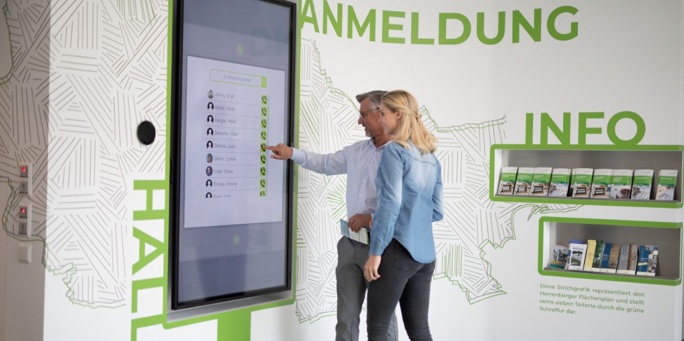 Digitaler Wegweiser: Im Rathaus von Herrenberg steht eine Infotafel mit großem Touchbildschirm zur Verfügung. Foto: smartPerform