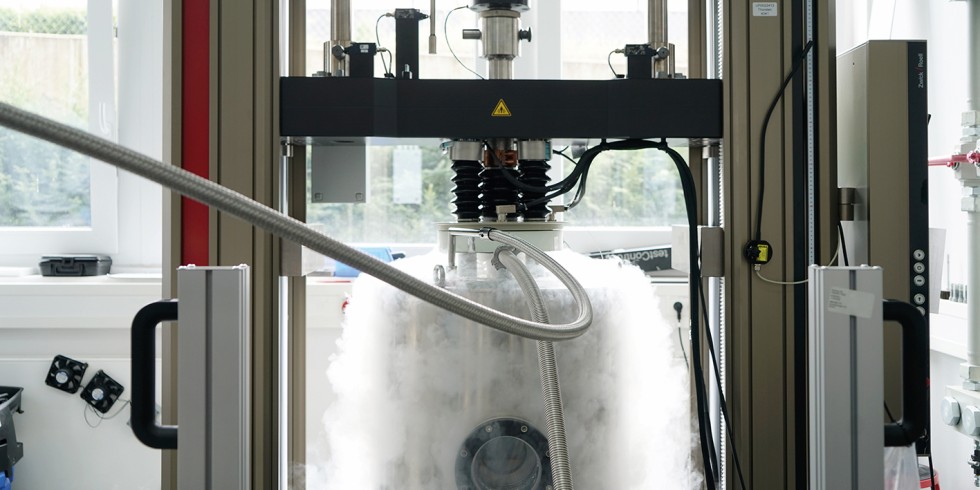 Versuchseinrichtung zur Prüfung von Composite-Proben bei extremen Umgebungsbedingungen: Mit Flüssigstickstoff wird bis zu einer Temperatur von Minus196 Grad Celsius heruntergekühlt. Foto: ZwickRoell    