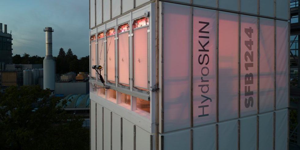 Erste hydroaktive Gebäudefassade am adaptiven Hochhaus auf dem Campus Vaihingen der Universität Stuttgart. Foto: Sven Cichowicz, Universität Stuttgart