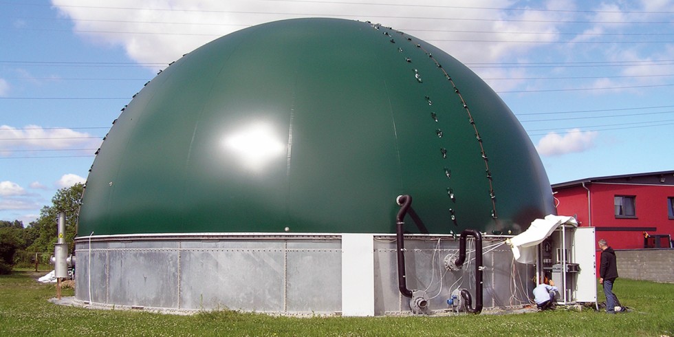 In einem Verbundprojekt wurde an einem Versuchsbehälter das Verhalten der Außen- und Gashülle eines Biogasspeichers unter Umwelteinwirkungen und Betriebszuständen untersucht Foto: R. Wagner