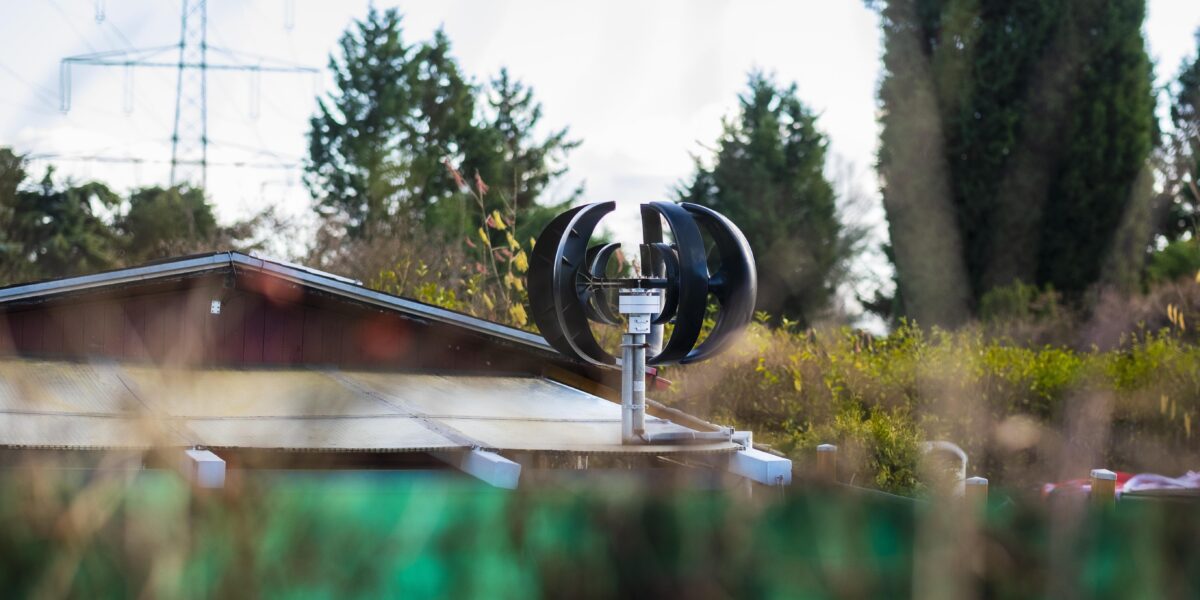 Kleinwindkraftanlage auf einem Dach eines Schrebergartenhauses in Düsseldorf