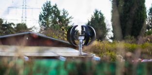 Kleinwindkraftanlage auf einem Dach eines Schrebergartenhauses in Düsseldorf