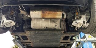 Ansicht des Testwagens von unten auf die neue Achse