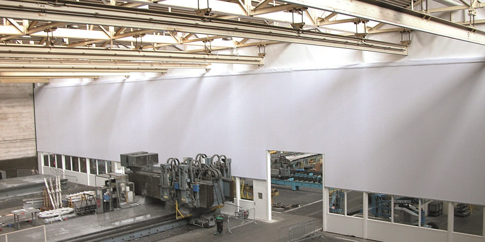 Schallschutz-Trennwand in metallverarbeitender Produktionslinie<br />Foto: Expert Serge Ferrari
