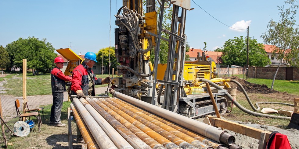 Durch eine Nachnutzung von bereits zur Förderung von Erdöl oder Erdgas genutzten Bohrlöchern könnten kostspielige geothermische Bohrungen (im Bild) entfallen und die Nutzung von Erdwärme dennoch vorangebracht werden. Foto: panthermedia.net/robert_g