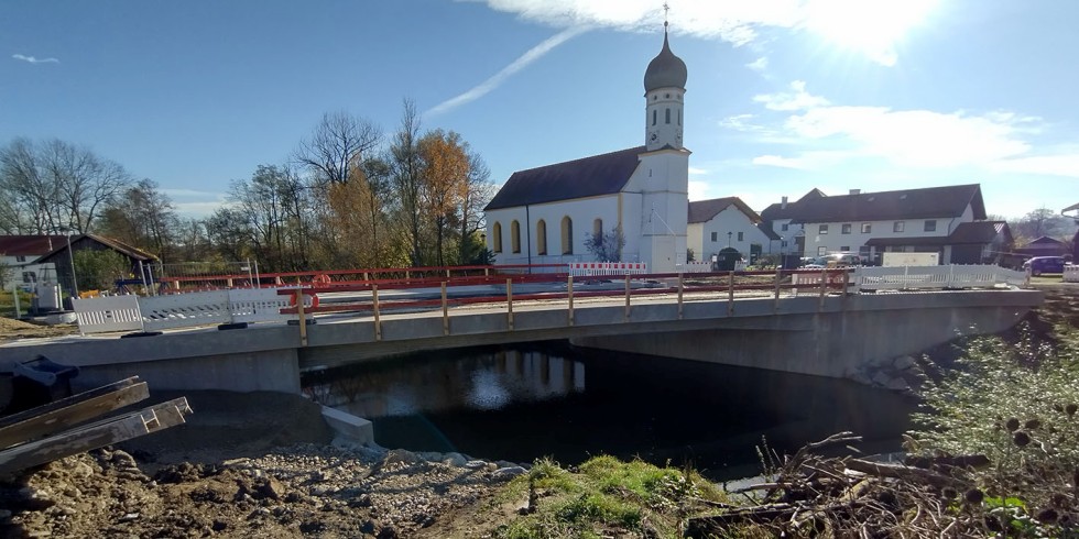 An der Brücke in Schwindegg wird das Verfahren zur Erfassung und Übertragung der Daten über den Zustand des Bauwerks getestet. Foto: UniBwM/Braml
