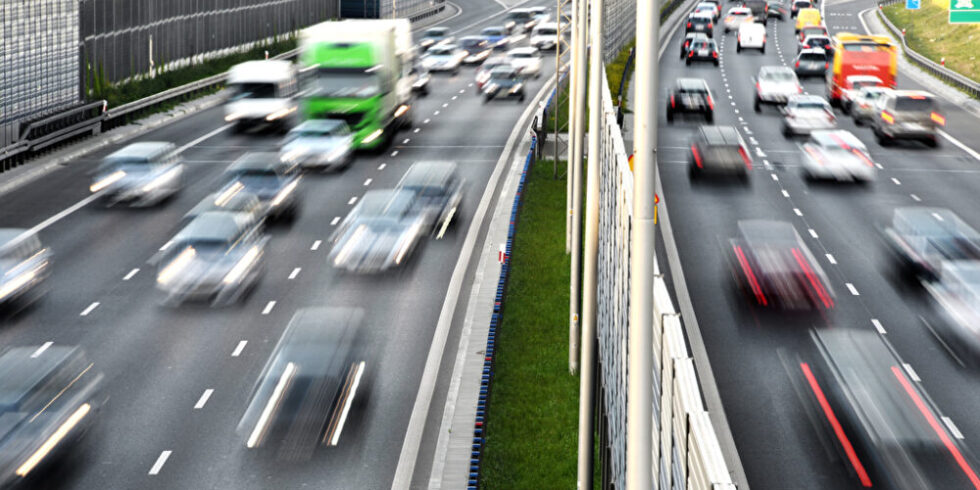 Sechsspurige Autobahn mit vielen Fahrzeugen