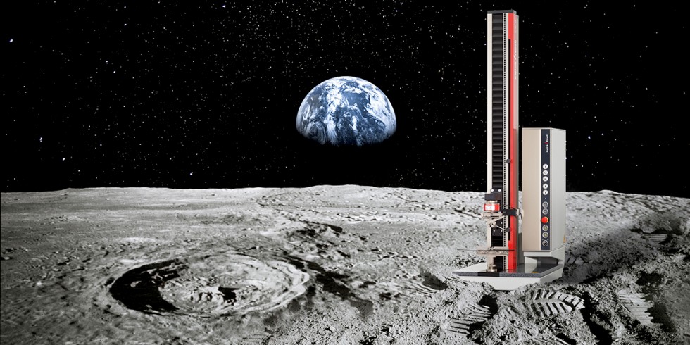 Die Collage zeigt Prüftechnik aus Ulm für den Materialeinsatz auf dem Mond: Eine Universalprüfmaschine auf dem Erdtrabanten. Foto: ZwickRoell